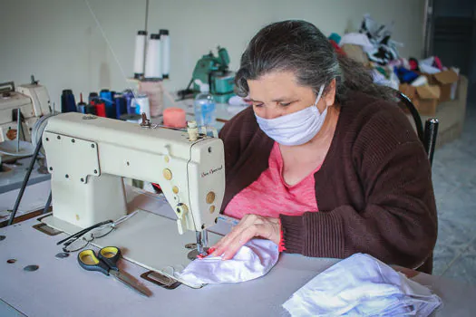 Campanha Tecido Solidário gera renda para costureiras com produção de máscaras