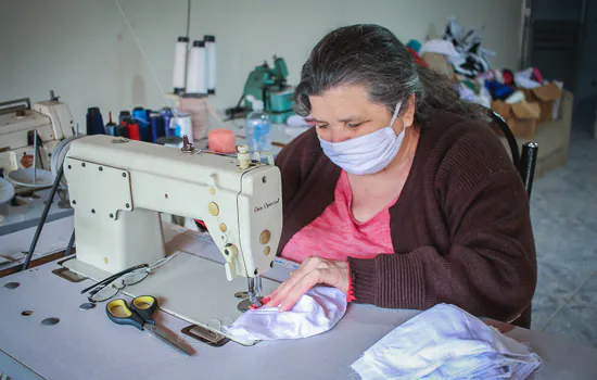 Campanha Tecido Solidário gera renda para costureiras com produção de máscaras