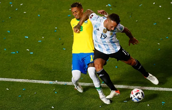 Conmebol divulga vídeo e VAR vê falta para amarelo em cotovelada de Otamendi