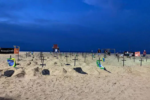 Instalação na praia de Copacabana contra gestão da pandemia é vandalizada