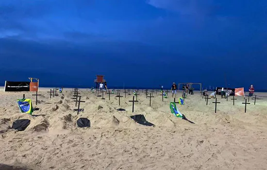 Instalação na praia de Copacabana contra gestão da pandemia é vandalizada