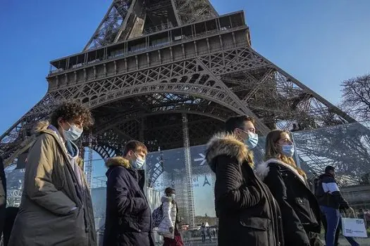 Após alta de casos, França recomenda uso de máscaras