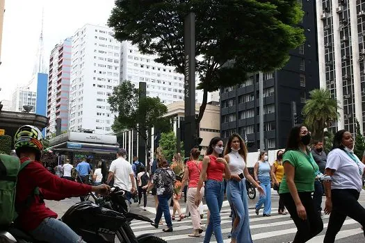 Fiocruz: provocada pela Ômicron, terceira onda está terminando