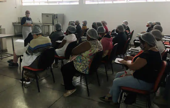 Participantes do Cozinha Criativa apendem fazer panetone caseiro