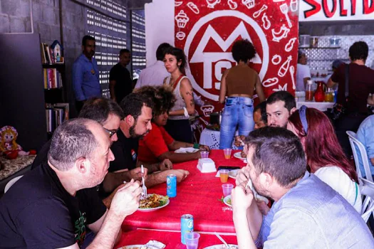 Delegação internacional almoça na Cozinha Solidária do MTST