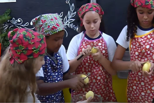 Escola municipal de SP transforma cozinha em sala de aula