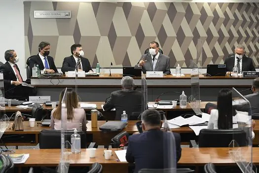 Senadores da CPI vão propor projeto para anular sigilo da Covaxin