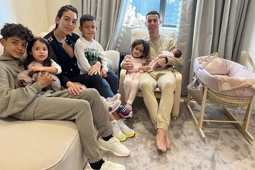 Cristiano Ronaldo publica foto com a família e a filha recém-nascida