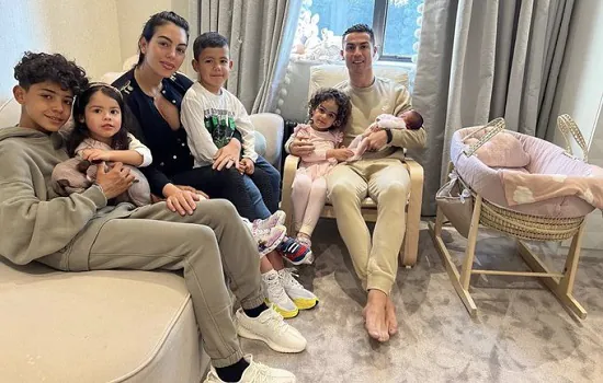 Cristiano Ronaldo publica foto com a família e a filha recém-nascida