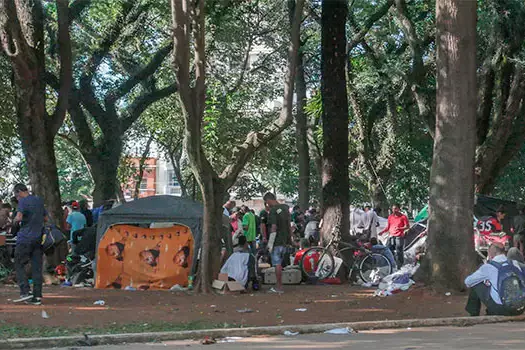 Vizinhos da Cracolândia vivem “liberdade”, mas venda de droga segue em praça