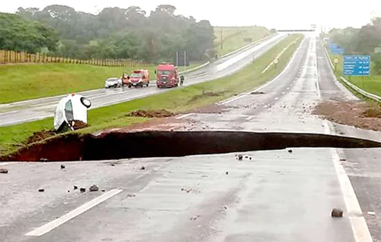 Cratera em rodovia engole veículos e Botucatu (SP) decreta calamidade