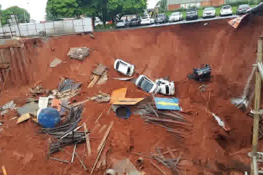 Cratera se abre por causa de deslizamento e “engole” quatro carros em rua de Brasília