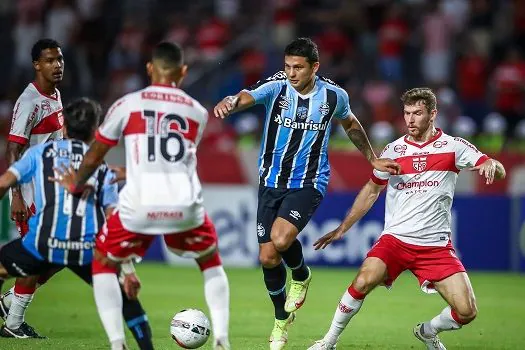 Mesmo com um a mais, Grêmio perde de 2 a 0 para o CRB