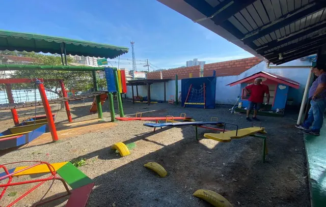 Creche atacada reabre após mutirão de reforma de pais