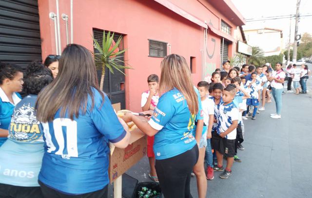 Crianças do Jardim Santo André vão para o estádio pela 1ª vez