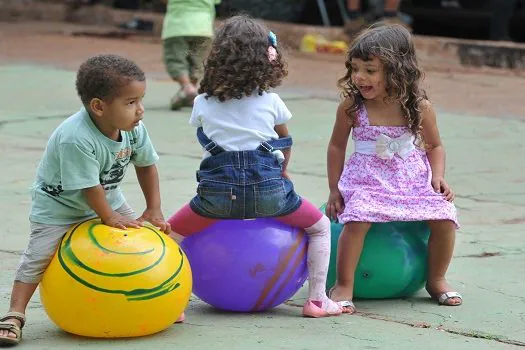 O que fazer quando os filhos estão de férias e os pais não?