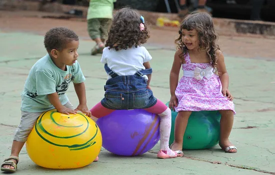 O que fazer quando os filhos estão de férias e os pais não?