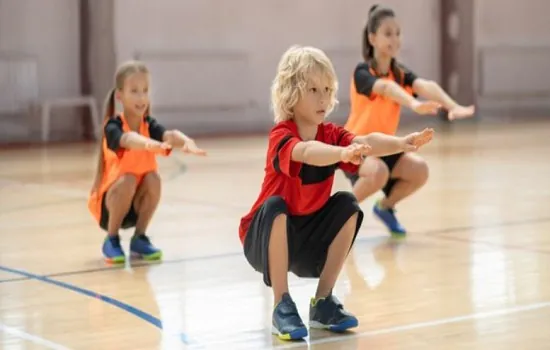 Relação entre crianças e exercícios físicos