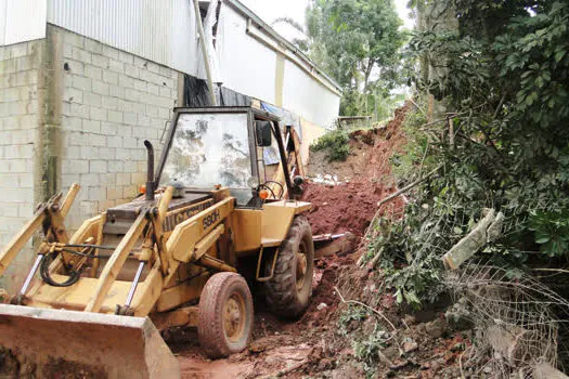 Fiscalização do Semasa interrompe remoção ilegal de árvores e terra