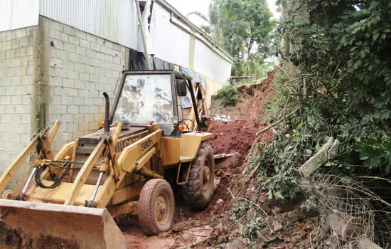 Fiscalização do Semasa interrompe remoção ilegal de árvores e terra