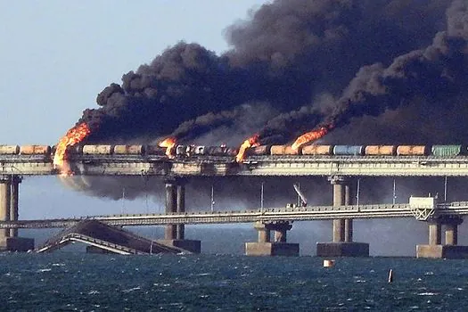 Explosão destrói parte de ponte de Kerch que liga Crimeia à Rússia