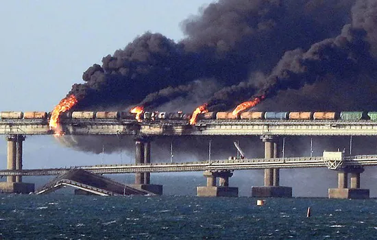 Explosão destrói parte de ponte de Kerch que liga Crimeia à Rússia