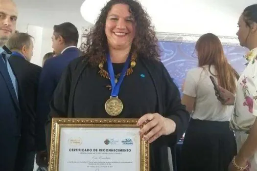 Cris Escudeiro recebe Medalha Di Thiene pela sua trajetória de dança e sua dedicação