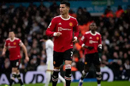 Cristiano Ronaldo retorna e marca gol histórico, mas Arsenal derrota United