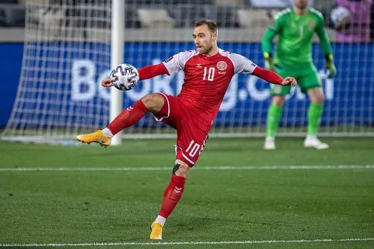 Astro da Dinamarca, Ericksen passa mal e sai desacordado de campo na Eurocopa