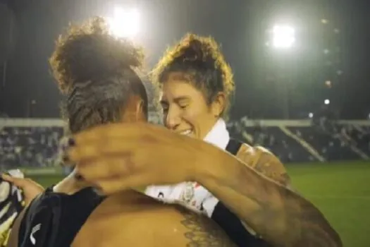 Após eliminação, Cristiane se desculpa por trocar camisa do Corinthians