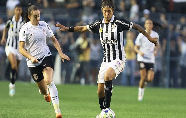 Cristiane é multada pelo Santos em 20% do salário por vestir camisa do Corinthians