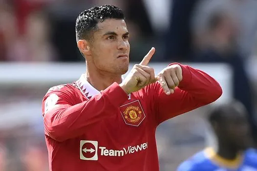 Com Cristiano Ronaldo no banco, Manchester United estreia com derrota no Inglês