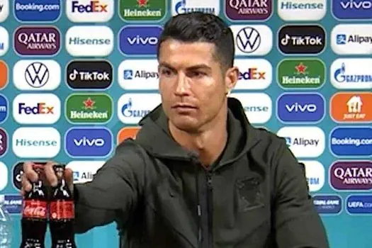 Cristiano Ronaldo afasta garrafas de patrocinador e ação da empresa cai na bolsa