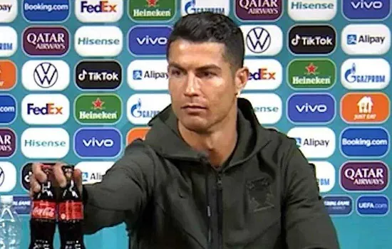 Cristiano Ronaldo afasta garrafas de patrocinador e ação da empresa cai na bolsa