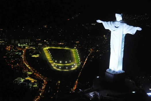 Monumentos ficam às escuras ao redor do mundo contra o aquecimento global