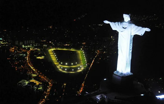 Monumentos ficam às escuras ao redor do mundo contra o aquecimento global