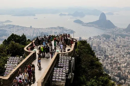 Cristo Redentor cria canal para denunciar crimes na Baía de Guanabara