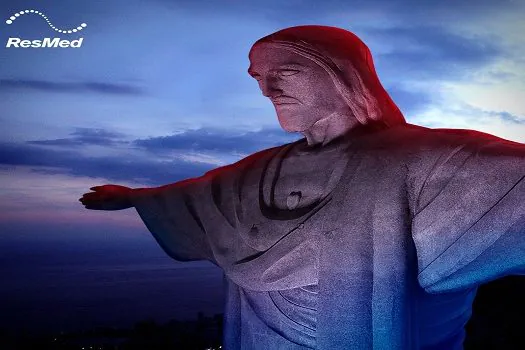 Cristo Redentor iluminado em nome da qualidade do sono