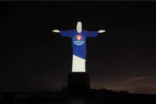 Cristo Redentor teve iluminação especial em homenagem atuação de profissionais na pandemia