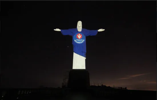 Cristo Redentor teve iluminação especial em homenagem atuação de profissionais na pandemia