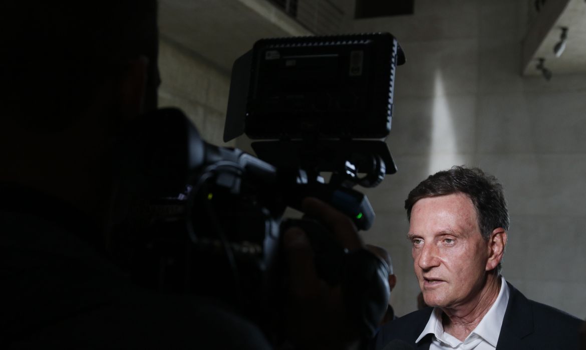 Crivella pode requisitar PM para fiscalizar aglomeração em bares