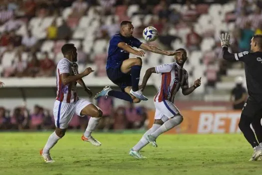 Cruzeiro desperdiça chances e perde do Náutico na estreia de Pepa com gol no fim