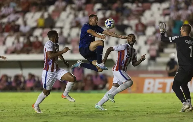 Cruzeiro desperdiça chances e perde do Náutico na estreia de Pepa com gol no fim