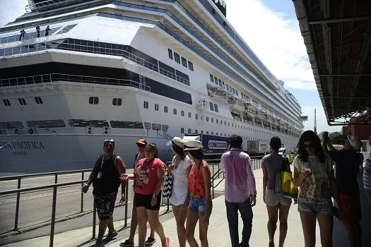 Temporada de cruzeiros recomeça amanhã com saída do porto de Santos