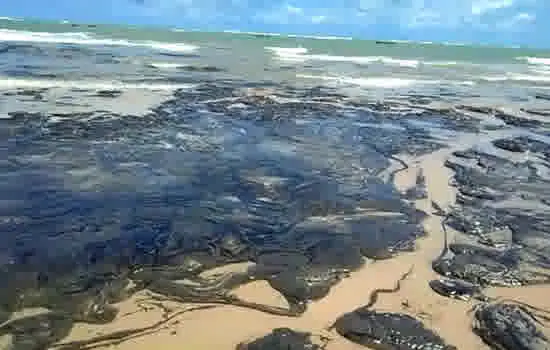 Investigações identificam óleo venezuelano em praias do Nordeste