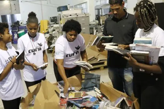 Central Única das Favelas distribui livros a bibliotecas comunitárias