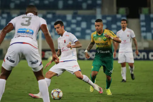 Jogando na Arena Pantanal, Cuiabá e Paraná empatam por 3 x 3