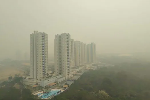 Nuvem de fumaça de incêndios encobre o céu de Cuiabá