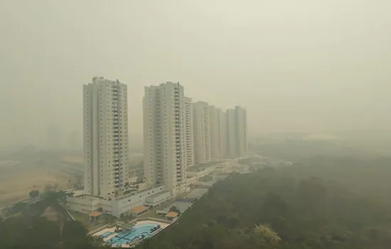 Nuvem de fumaça de incêndios encobre o céu de Cuiabá