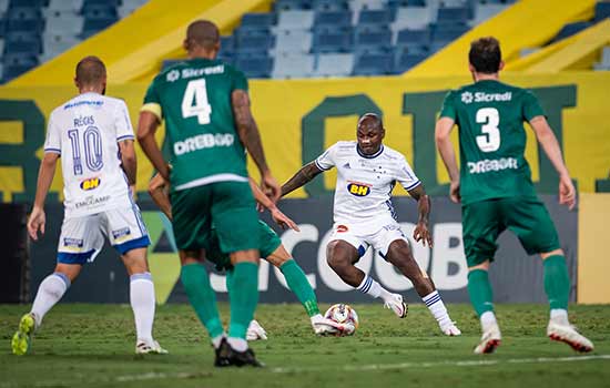 Cuiabá vence Cruzeiro com gol no fim e se mantém na ponta da série B